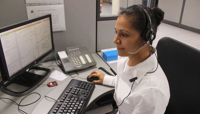 chica con auriculares contact center